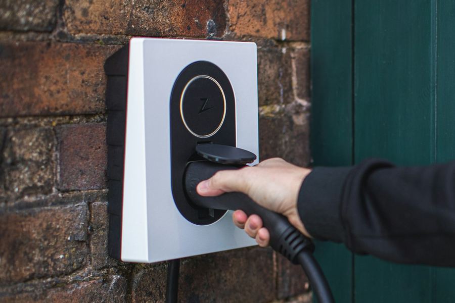 Borne de recharge murale installée sur un mur de maison à Lyon
