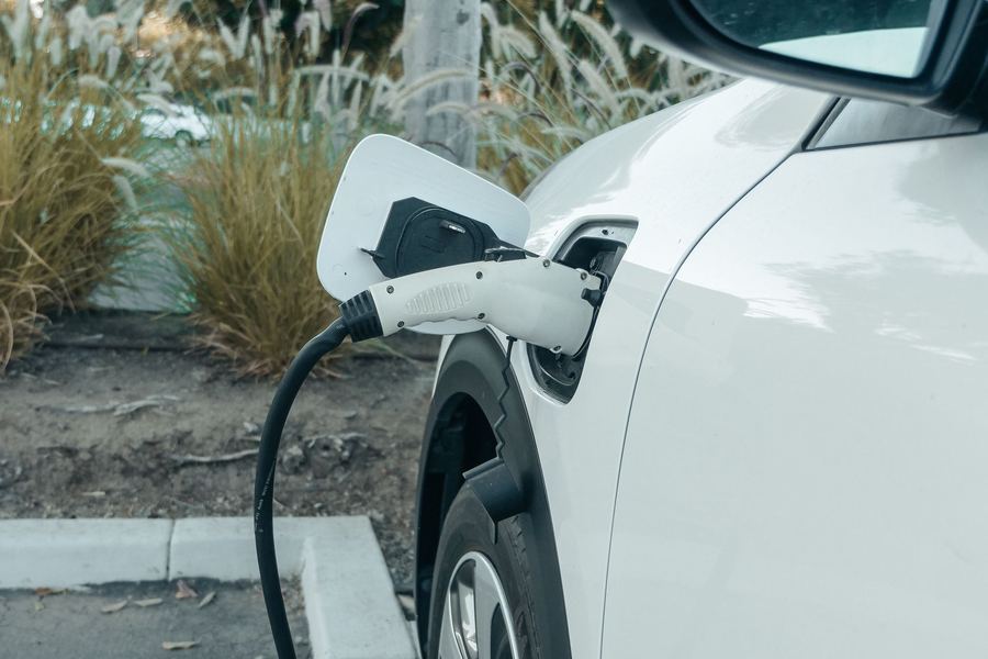 Véhicule électrique en charge dans un parking à Nantes