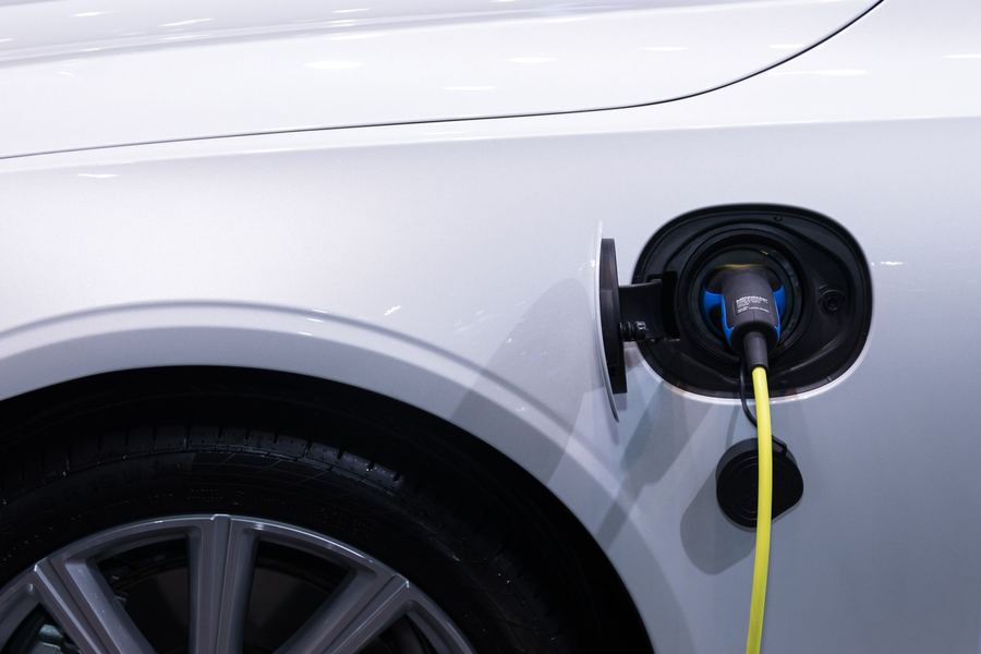 Prise de recharge branchée sur un véhicule électrique à Toulouse