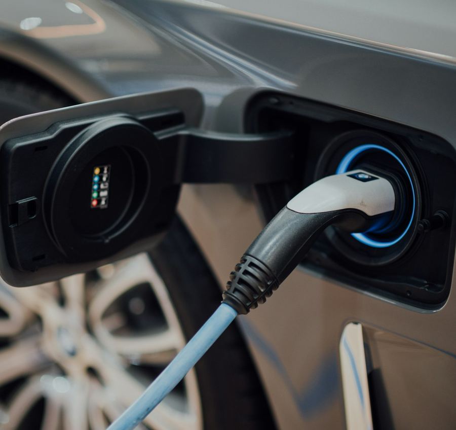 Prise de recharge branchée sur une voiture électrique